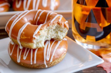 Ev yapımı pişmiş kabak Donuts sır ile