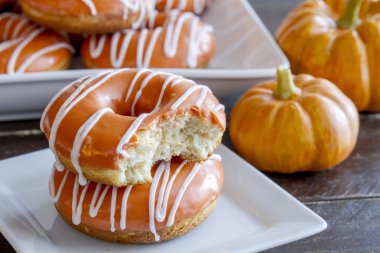 Ev yapımı pişmiş kabak Donuts sır ile