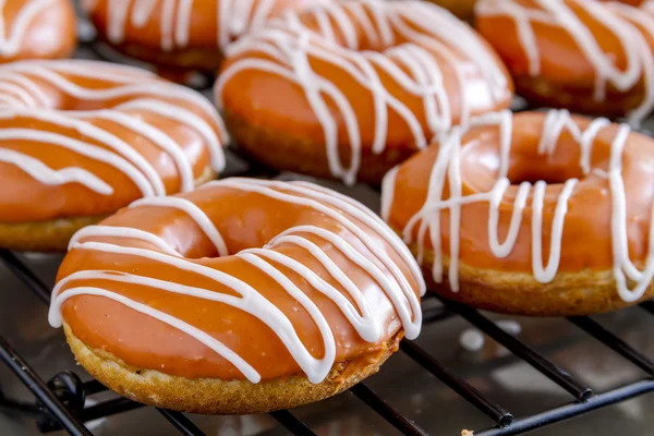 Donuts de calabaza horneados caseros con glaseado —  Fotos de Stock