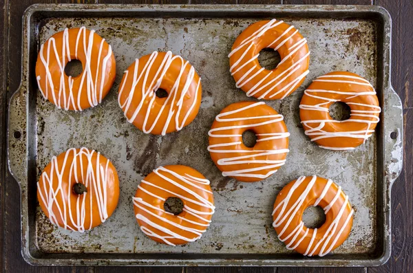 Donuts de calabaza horneados caseros con glaseado —  Fotos de Stock