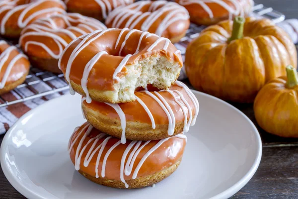 Homemade Baked Pumpkin Donuts with Glaze — Stock Photo, Image