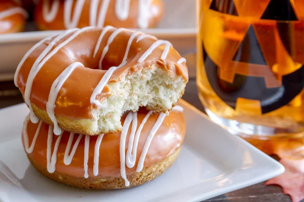 Hausgemachte gebackene Kürbiskrapfen mit Glasur — Stockfoto