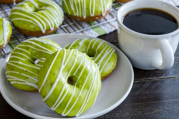 Caseiro cozido caramelo Apple Donuts — Fotografia de Stock