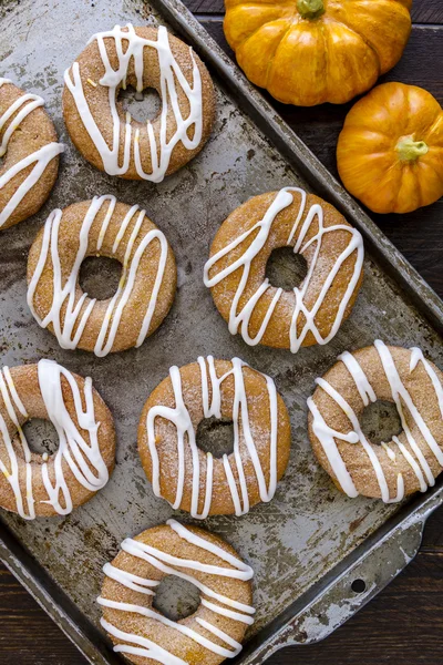 Zelfgemaakte gebakken kaneel pompoen Donuts — Stockfoto