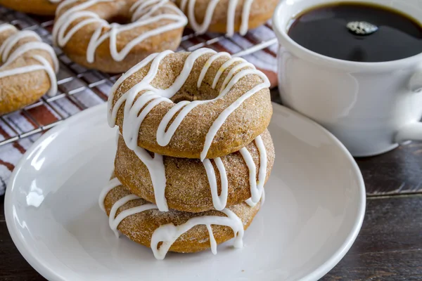 Caseiro assado canela abóbora rosquinhas — Fotografia de Stock