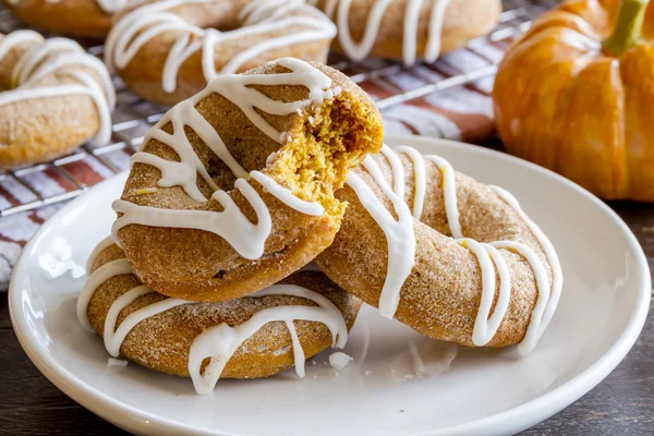 Caseiro assado canela abóbora rosquinhas — Fotografia de Stock