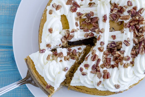 Pastel de queso de calabaza con crema batida Topping — Foto de Stock