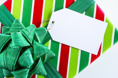 Etiketi ile sarılmış Noel hediyesi