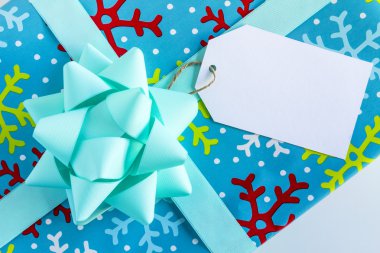 Etiketi ile sarılmış Noel hediyesi