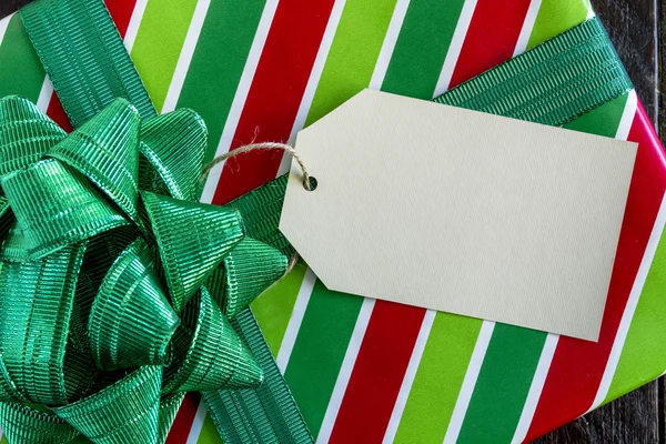 Presentes de Natal embrulhados com Tag — Fotografia de Stock