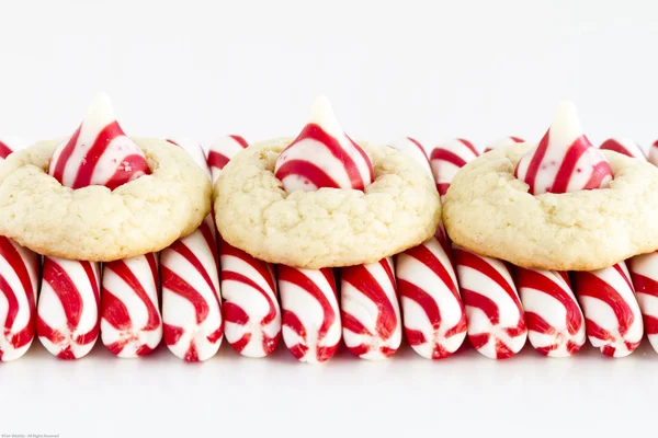 Домашние печеньки Candy Cane Kiss Cookies — стоковое фото