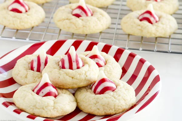 Домашние печеньки Candy Cane Kiss Cookies — стоковое фото