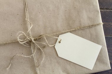 Boş etiketi ile sarılmış Noel hediyesi