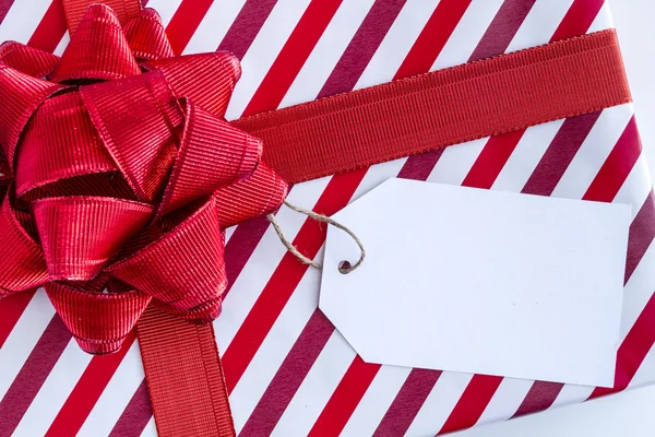 Regali di Natale avvolti con tag vuoto — Foto Stock