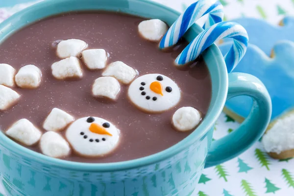 Chocolate caliente con caramelo y galletas —  Fotos de Stock