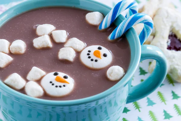 Heiße Schokolade mit Süßigkeiten und Keksen — Stockfoto