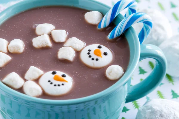 Horká čokoláda s bonbóny a soubory cookie — Stock fotografie