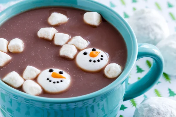 Chocolate caliente con caramelo y galletas —  Fotos de Stock