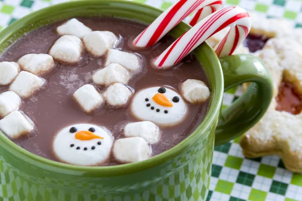 Chocolate caliente con caramelo y galletas — Foto de Stock