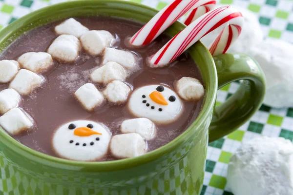 Heiße Schokolade mit Süßigkeiten und Keksen — Stockfoto