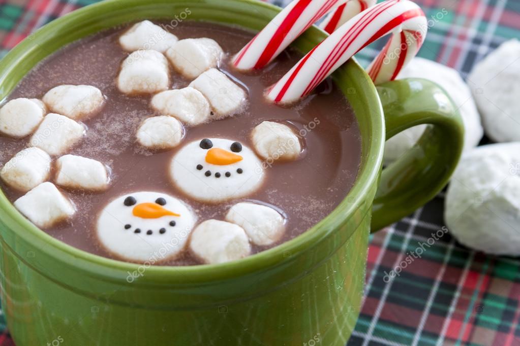 Chocolat Chaud Avec Des Bonbons Et Des Biscuits