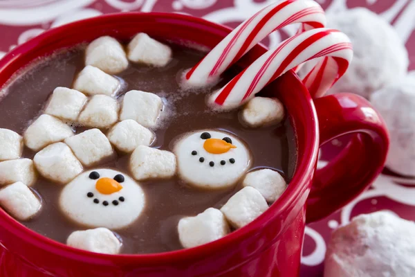 Chocolate quente com doces e biscoitos — Fotografia de Stock