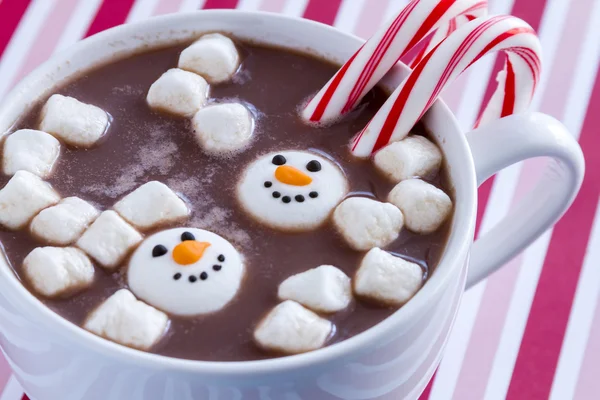 Varm choklad med godis och kakor — Stockfoto