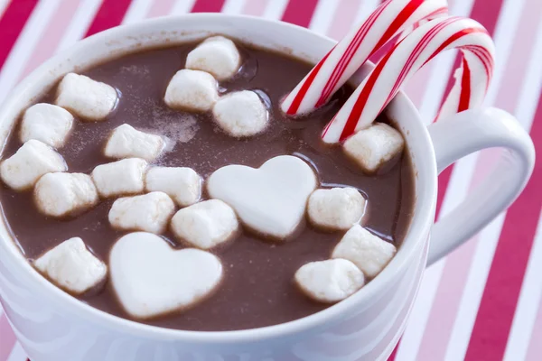 Chocolate quente com doces e biscoitos — Fotografia de Stock