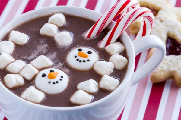 Horká čokoláda s bonbóny a soubory cookie — Stock fotografie