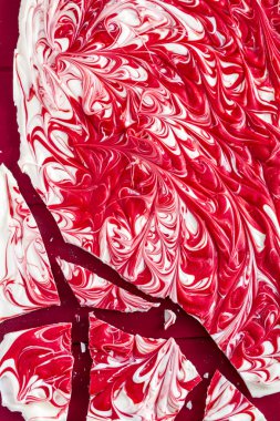 Beyaz çikolata ve kırmızı nane şeker kabuğu