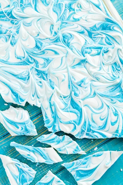 Chocolate branco e casca de baunilha azul doce — Fotografia de Stock