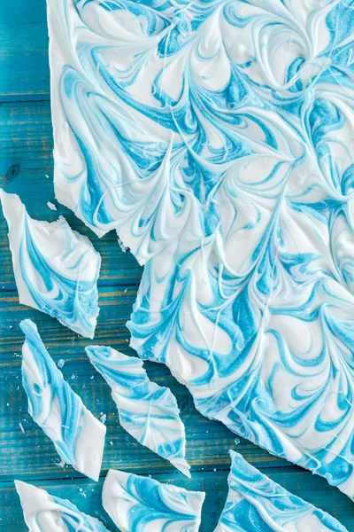 Chocolate branco e casca de baunilha azul doce — Fotografia de Stock