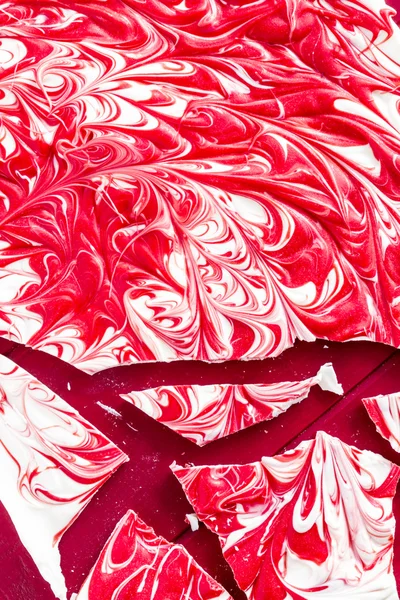Bílá čokoláda a červené máty kůra Candy — Stock fotografie