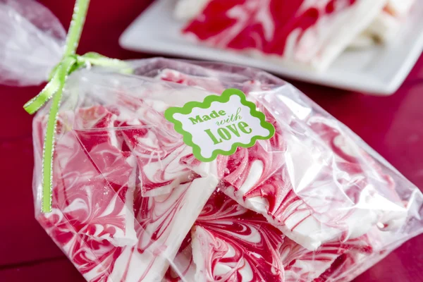 Corteccia di cioccolato bianco e menta piperita rossa — Foto Stock