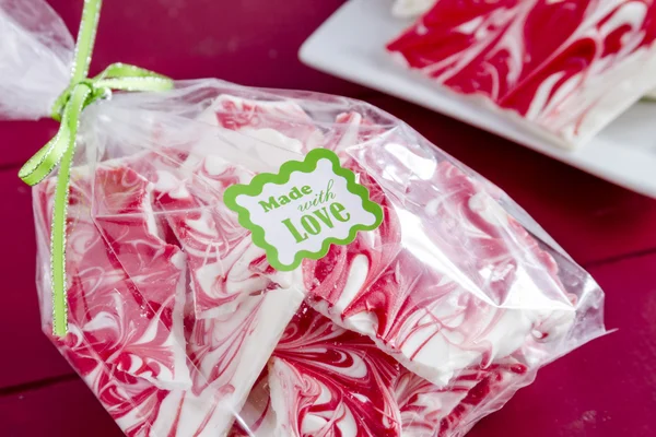 Chocolate blanco y corteza de caramelo de menta roja —  Fotos de Stock