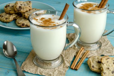 Tarçın ve çerezler ile şenlikli yumurta Nog
