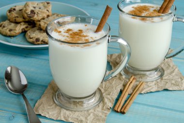 Tarçın ve çerezler ile şenlikli yumurta Nog