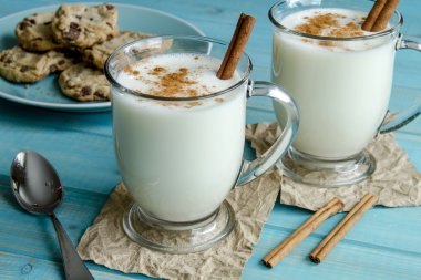 Tarçın ve çerezler ile şenlikli yumurta Nog