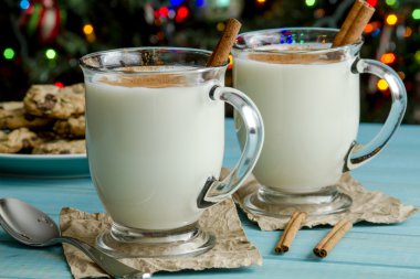 Tarçın ve çerezler ile şenlikli yumurta Nog