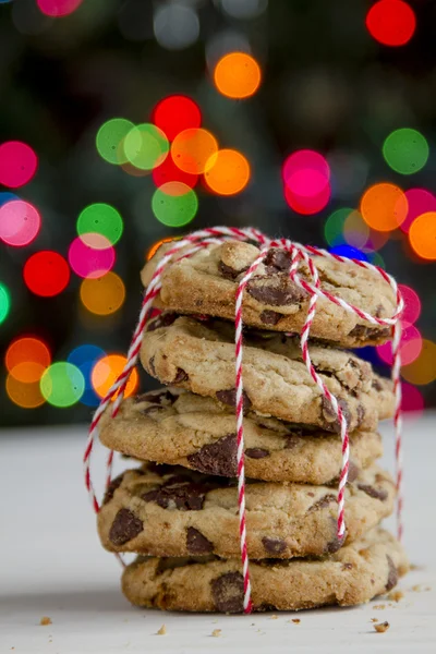 Шоколадная пачка печенья перед елкой — стоковое фото