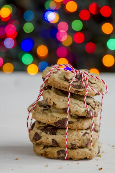 Шоколадная пачка печенья перед елкой — стоковое фото