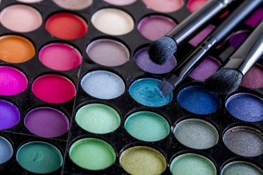 Renkli kozmetik ve fırçalar