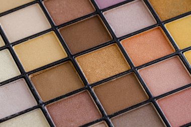 Renkli kozmetik ve fırçalar