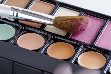 Renkli kozmetik ve fırçalar