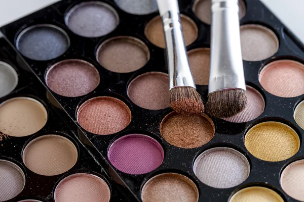 Färgstarka kosmetika och borstar — Stockfoto