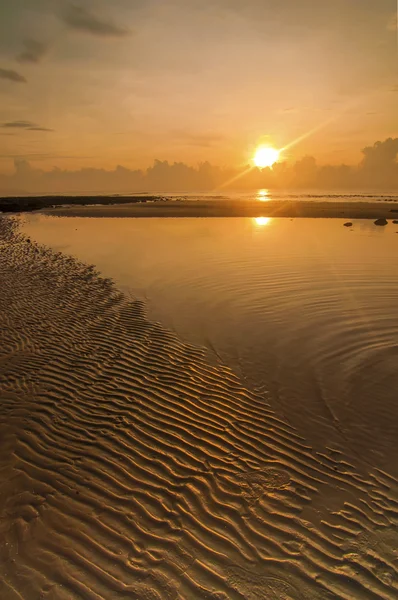 Seascape wschód słońca z plaży piasek piękny wzór — Zdjęcie stockowe