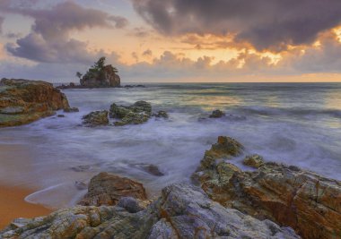 Dalga Kemasek Plajı'nda gündoğumu