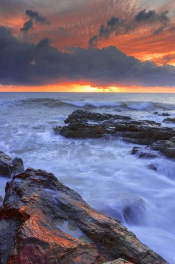 Sunrise dalga Kemasek yavaş çekim ile çekilen Beach
