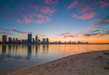 Swan River Perth manzarası görünümünü gündoğumu