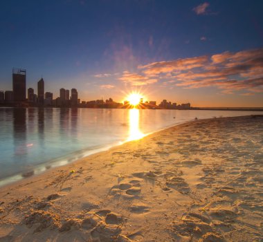 Swan River Perth manzarası görünümünü altın gündoğumu